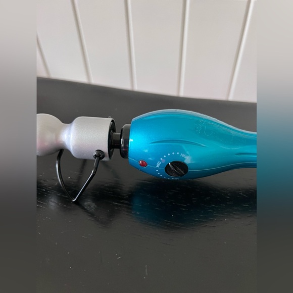 Bed Head Rock N' Roller Curling Wand for Tousled Waves and Texture, Regular - Picture 4 of 5